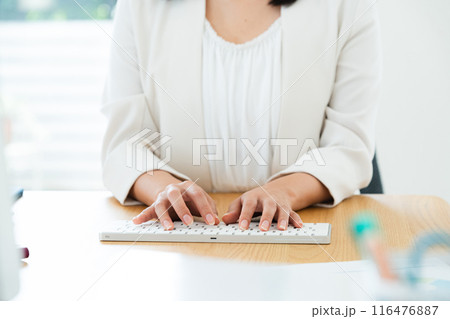 デスクワークをするビジネスウーマン デスクワークをするビジネスウーマン 116476887