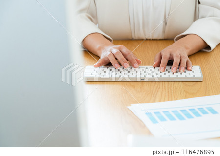 デスクワークをするビジネスウーマン デスクワークをするビジネスウーマン 116476895
