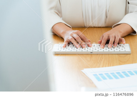 デスクワークをするビジネスウーマン デスクワークをするビジネスウーマン 116476896