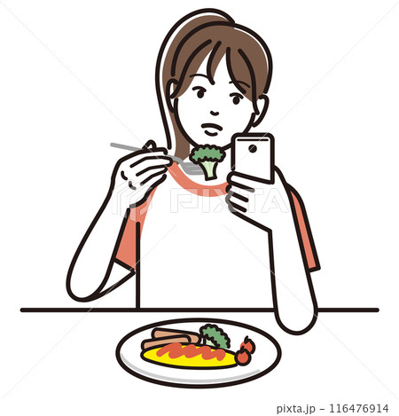 食事をしながらスマホを触る女の子 116476914