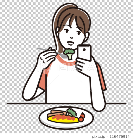 食事をしながらスマホを触る女の子 116476914