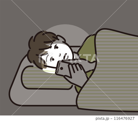 寝ながらスマホをする男の子 116476927