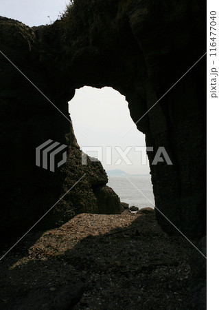 本山岬のくぐり岩 116477040