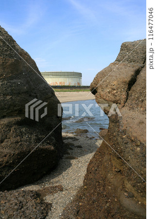 海岸の岩と原油タンク 116477046