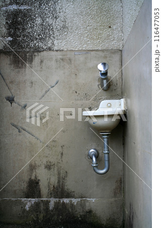 公衆トイレの手洗い 116477053