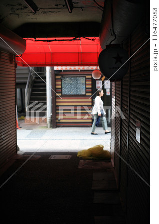 裏路地と通行人 116477088