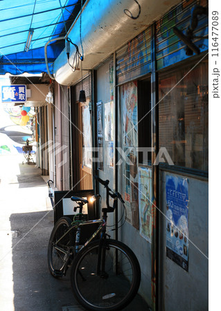 古書店前の自転車 116477089