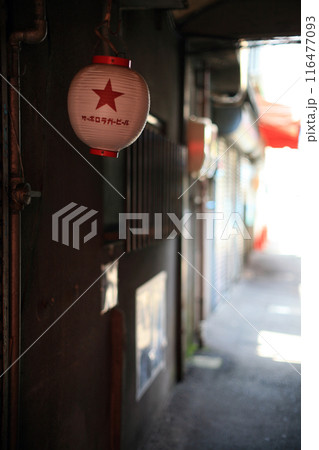 路地裏の居酒屋の提灯 116477093