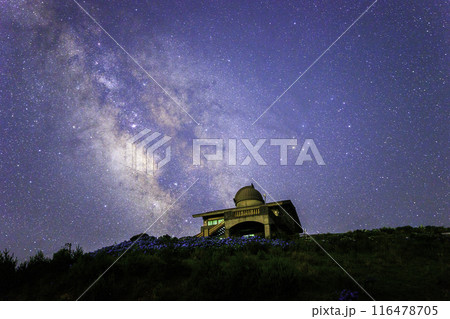 《徳島県》大川原高原からの天の川と紫陽花とヒルトップハウス 116478705