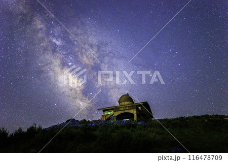 《徳島県》大川原高原からの天の川と紫陽花とヒルトップハウス 116478709