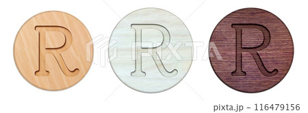 登録商標マークのRの英語が彫られた丸い木目のプレートセット 116479156