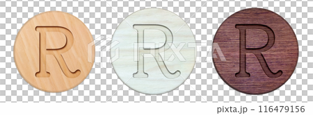登録商標マークのRの英語が彫られた丸い木目のプレートセット 116479156