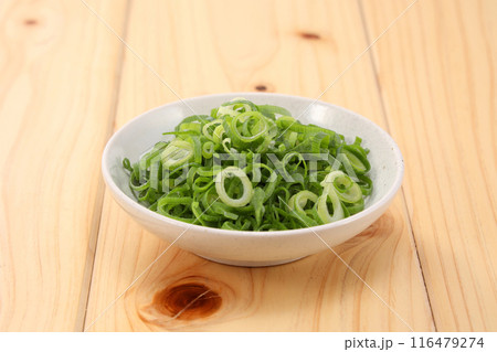 小皿に入れたきざみねぎ 116479274