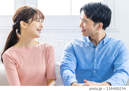 楽しく会話するカップル 116480234