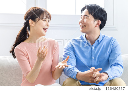 楽しく会話するカップル 116480237
