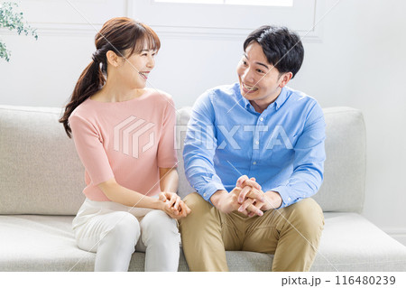 楽しく会話するカップル 116480239