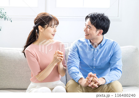 楽しく会話するカップル 116480240
