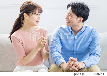 楽しく会話するカップル 116480241