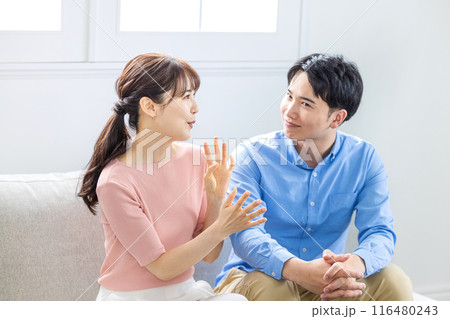 楽しく会話するカップル 116480243