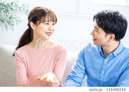 楽しく会話するカップル 116480248