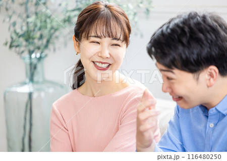 楽しく会話するカップル 116480250