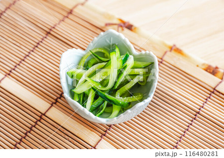 せん切りキュウリの浅漬け せん切りキュウリの浅漬け 116480281