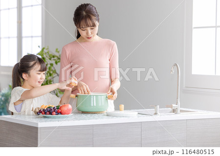 ママの料理を手伝う女の子 116480515