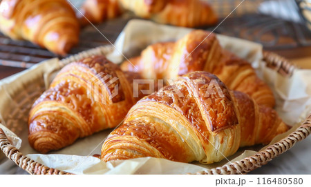 美味しいクロワッサンにホイップクリームと粉砂糖をトッピング 美味しいクロワッサンにホイップクリームと粉砂糖をトッピング 116480580