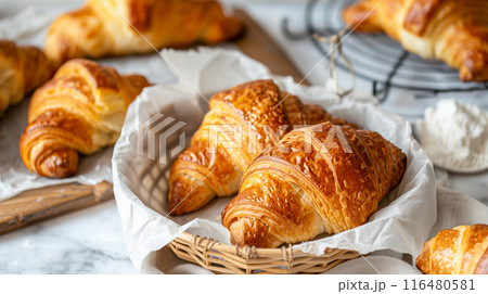 美味しいクロワッサンにホイップクリームと粉砂糖をトッピング 美味しいクロワッサンにホイップクリームと粉砂糖をトッピング 116480581