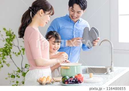 料理の手伝いをする女の子 116480855