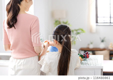料理の手伝いをする女の子 後ろ姿 料理の手伝いをする女の子 後ろ姿 116480861