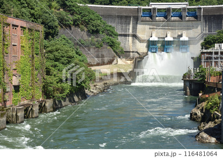 放流中の天ヶ瀬ダム　宇治市 116481064