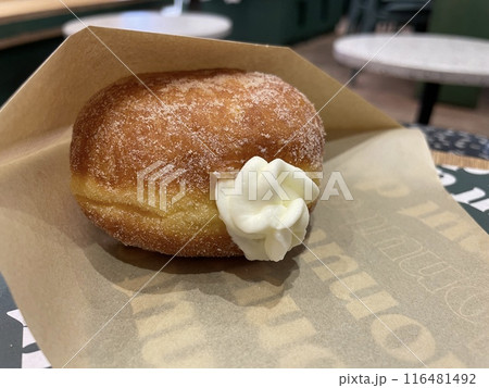 ホイップクリーム入り生ドーナツ 116481492