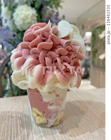 花のようなミックスソフトクリーム 116481535