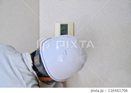 太陽光発電の設置工事　ソーラーパネル　住宅　再生可能エネルギー　脱炭素化 116481706