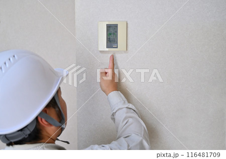 太陽光発電の設置工事　ソーラーパネル　住宅　再生可能エネルギー　脱炭素化 116481709