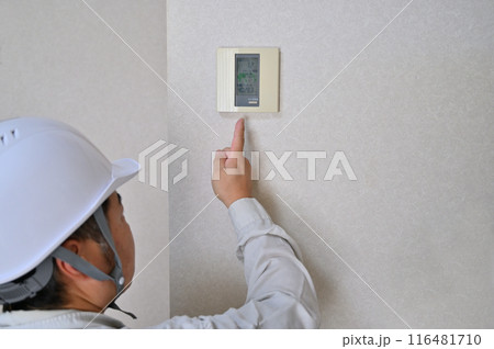 太陽光発電の設置工事　ソーラーパネル　住宅　再生可能エネルギー　脱炭素化 116481710