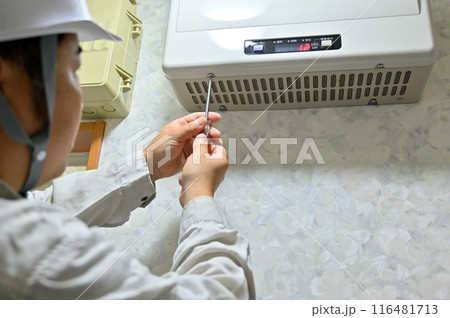 太陽光発電の設置工事　ソーラーパネル　住宅　再生可能エネルギー　脱炭素化 116481713