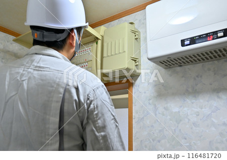 太陽光発電の設置工事　ソーラーパネル　住宅　再生可能エネルギー　脱炭素化 116481720