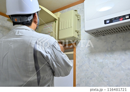 太陽光発電の設置工事　ソーラーパネル　住宅　再生可能エネルギー　脱炭素化 116481721