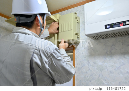 太陽光発電の設置工事　ソーラーパネル　住宅　再生可能エネルギー　脱炭素化 116481722