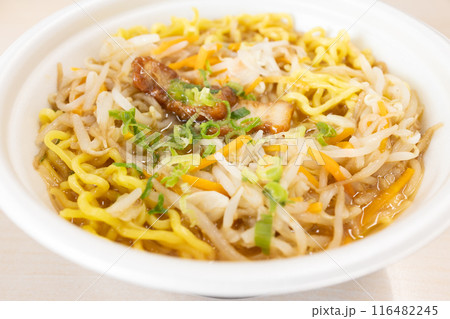 野菜たっぷりの美味しいカップ麺の味噌ラーメン 野菜たっぷりの美味しいカップ麺の味噌ラーメン 116482245