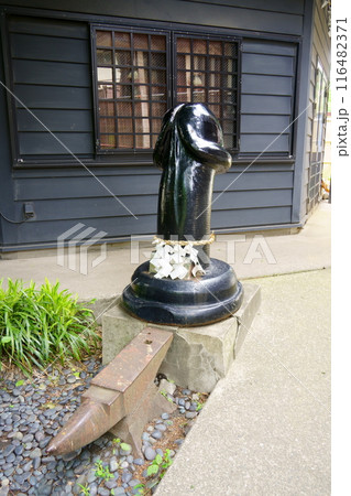 金山神社の本殿脇の御神体（男根）のレプリカ／神奈川県川崎市 116482371