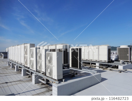 ビル屋上の空調施設の室外機と青空 ビル屋上の空調施設の室外機と青空 116482723