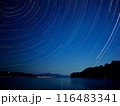 夜の港で眺める船と車と星の光の軌跡 116483341