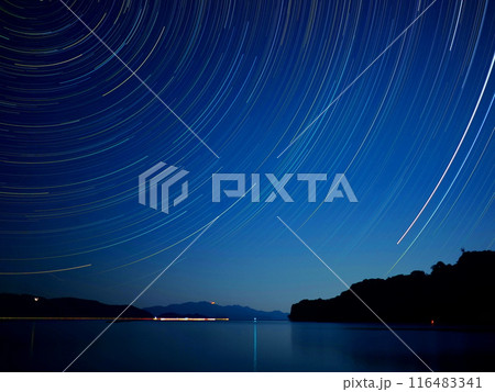 夜の港で眺める船と車と星の光の軌跡 夜の港で眺める船と車と星の光の軌跡 116483341