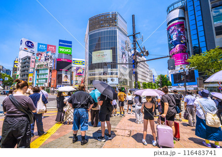 日本の東京都市景観 7月。渋谷スクランブル交差点で信号待ちをする外国人観光客ら=5日、午前11時6分 日本の東京都市景観 7月。渋谷スクランブル交差点で信号待ちをする外国人観光客ら=5日、午前11時6分 116483741