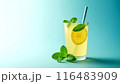 青い背景とミントの入ったレモネード 116483909