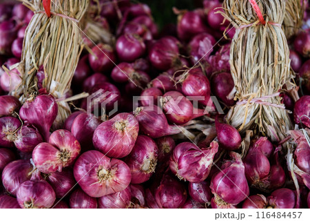 Purple onion sale at Thai market 116484457