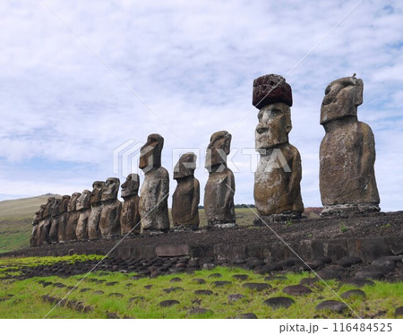 イースター島のラパ・ヌイ国立公園の中のアフ・トンガリキの15体のモアイ像 116484525